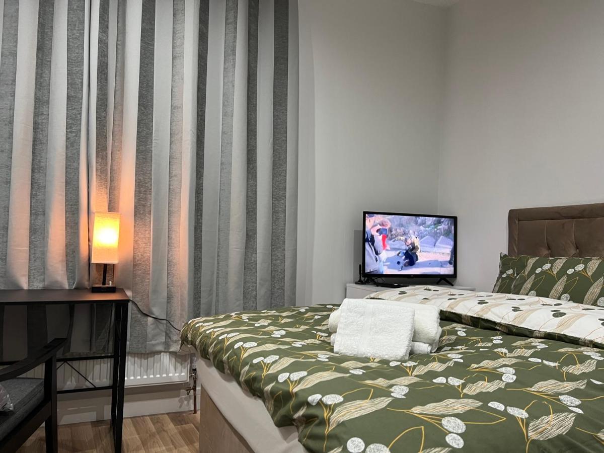 Park View Serviced Apartment - Next To Northolt Tube Station - Near Central London & Wembley Exterior photo