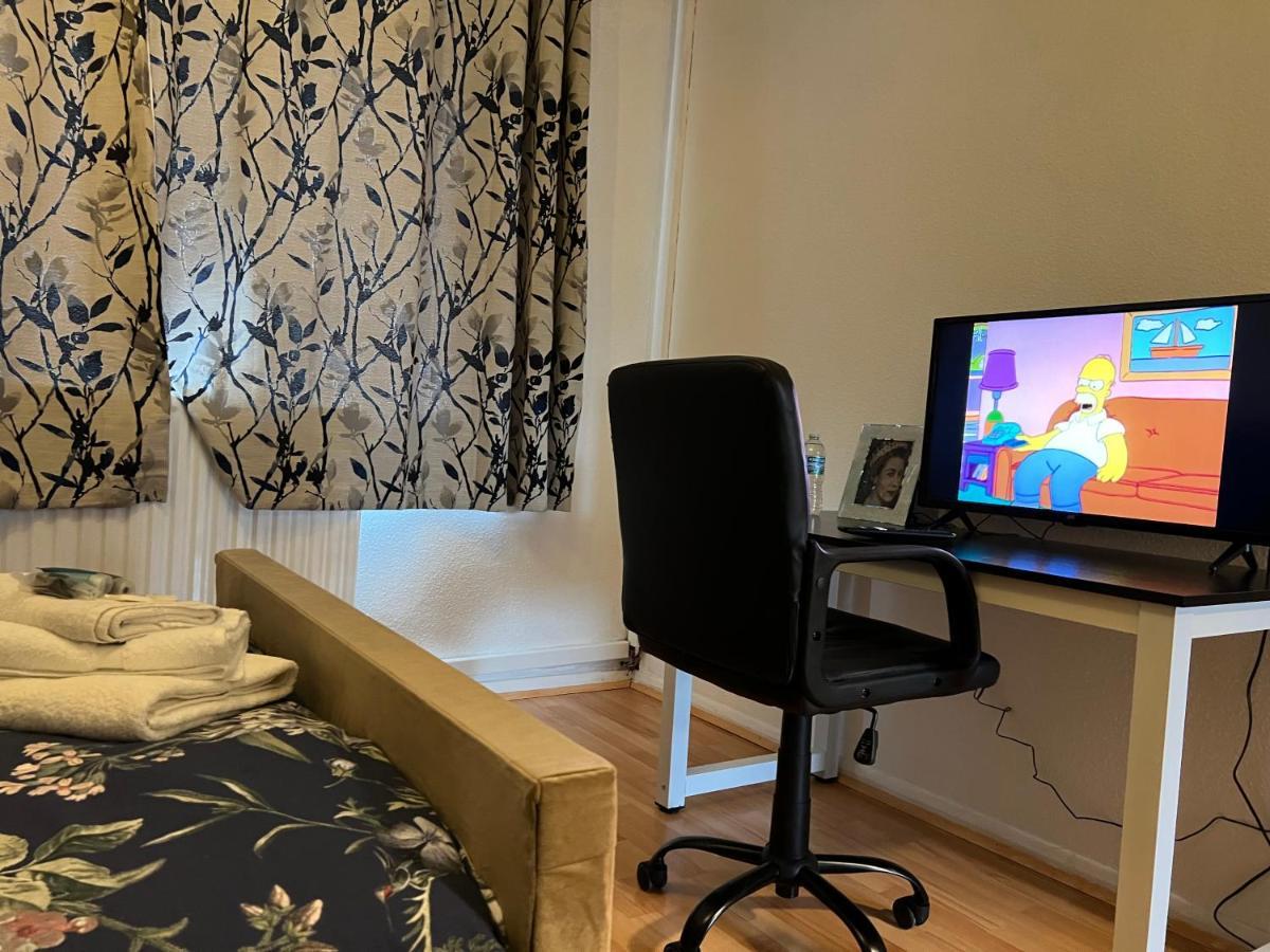 Park View Serviced Apartment - Next To Northolt Tube Station - Near Central London & Wembley Exterior photo